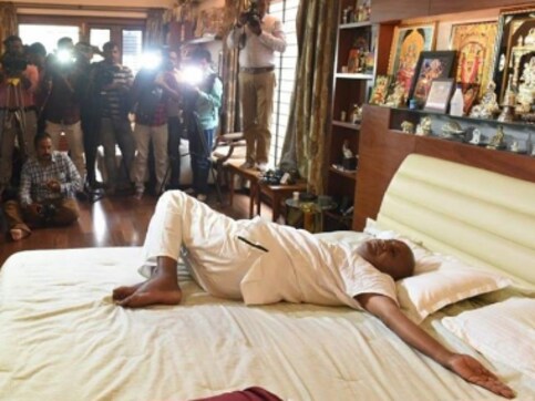 Eighty-six-year-old HD Deve Gowda's does yoga with ease; Twitter marvels at former prime minister's agility Eighty-six-year-old HD Deve Gowda's does yoga with ease; Twitter marvels at former prime minister's agility