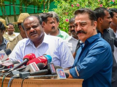 Cauvery debate: Kamal Haasan shows signs of astute politician by meeting Kumaraswamy as Rajini gets busy with 'Kaala' release Cauvery debate: Kamal Haasan shows signs of astute politician by meeting Kumaraswamy as Rajini gets busy with 'Kaala' release