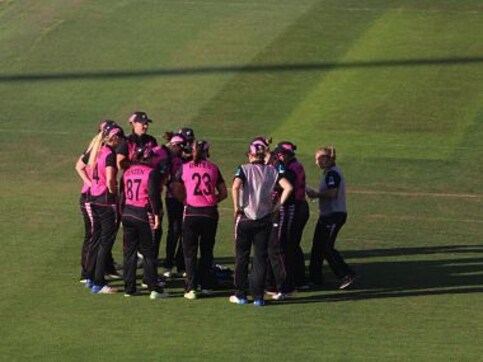 Suzie Bates, Sophie Devine help New Zealand cruise to Women's tri-series final against England Suzie Bates, Sophie Devine help New Zealand cruise to Women's tri-series final against England