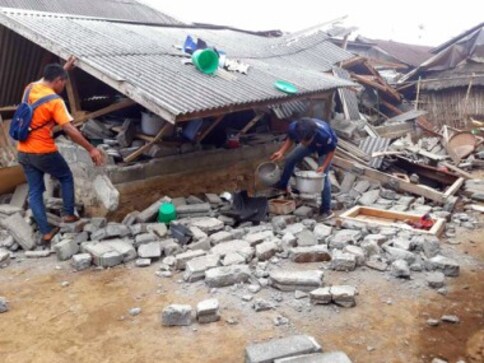 Over 200 trapped in Indonesia's Lombok after earthquake and landslides cut off escape routes Over 200 trapped in Indonesia's Lombok after earthquake and landslides cut off escape routes