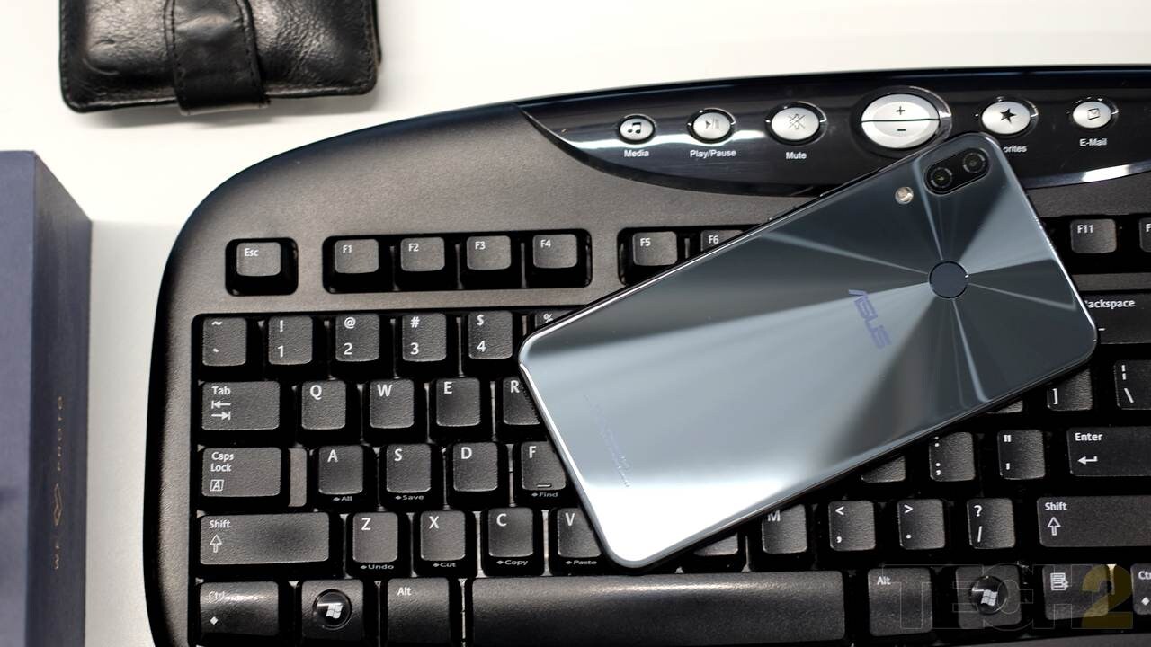 Asus ZenFone 5Z. Image: tech2 / Sheldon Pinto