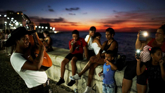 Mobile internet goes free and national for a day in Cuba to much cheer Mobile internet goes free and national for a day in Cuba to much cheer