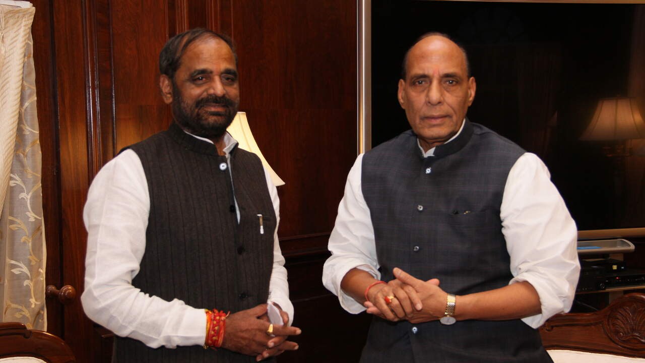 Hansraj Gangaram Ahir and Home Minister Rajnath Singh. Image: Rajnathsingh.in