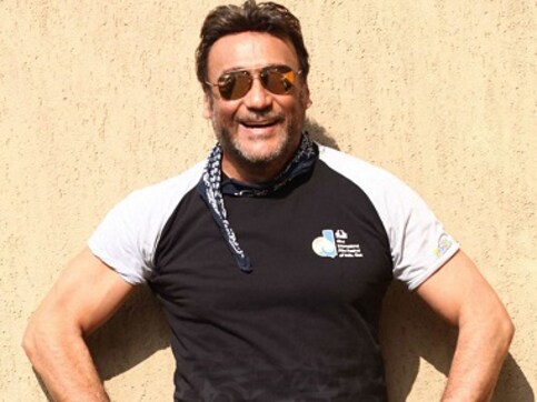 Jackie Shroff turns traffic cop and clears jam on busy Lucknow street; video goes viral Jackie Shroff turns traffic cop and clears jam on busy Lucknow street; video goes viral