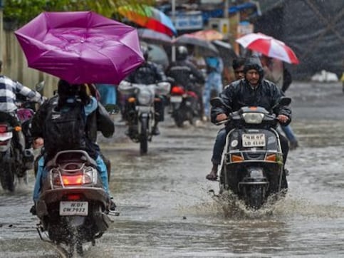 Rain subsides in Mumbai but waterlogging and train delays continue; more showers expected till Thursday Rain subsides in Mumbai but waterlogging and train delays continue; more showers expected till Thursday