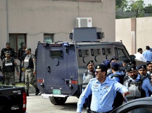 Twitter warns 2 Pakistan activists about govt criticism: Cyber crime bill has emboldened deep state to silence dissent Twitter warns 2 Pakistan activists about govt criticism: Cyber crime bill has emboldened deep state to silence dissent