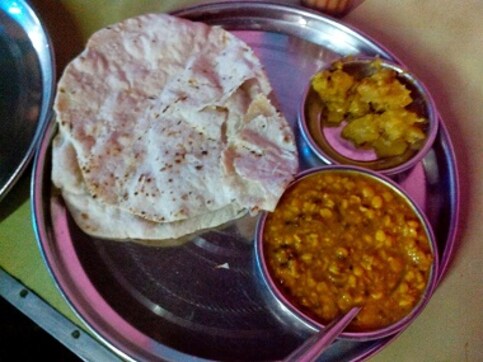 'Roti Bank', former Maharashtra top cop's 'food rescue organisation', feeds Mumbai's poor with leftovers from restaurants 'Roti Bank', former Maharashtra top cop's 'food rescue organisation', feeds Mumbai's poor with leftovers from restaurants