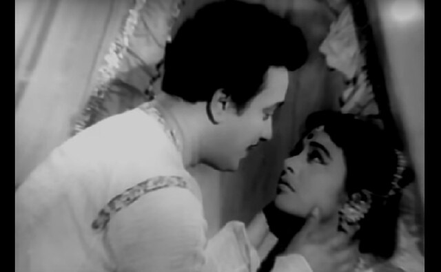 Uttam Kumar played a hostel boarder who falls in love with a relative of the hostel owner in romantic comedy Sharey Chuattor. YouTube screengrab Uttam Kumar played a hostel boarder who falls in love with a relative of the hostel owner in romantic comedy Sharey Chuattor. YouTube screengrab