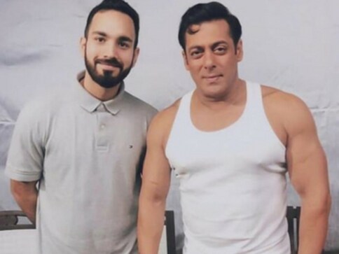 Salman Khan’s new Bharat look leaked, actor resembles yesteryear star with a curl and white vest Salman Khan’s new Bharat look leaked, actor resembles yesteryear star with a curl and white vest