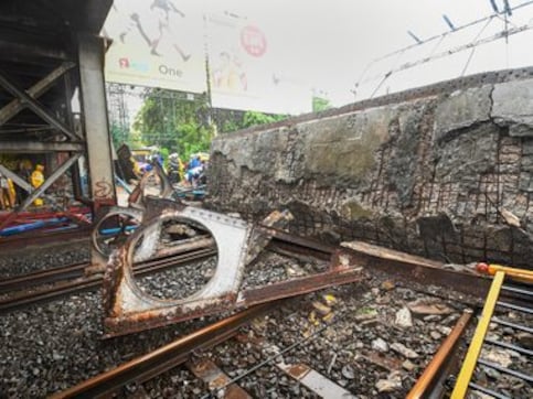 Andheri bridge collapse aftermath: Western Railway deploys tower wagon cars to inspect old bridges in Mumbai Andheri桥倒塌后:西部铁路部署塔式货车车辆检查孟买的老桥
