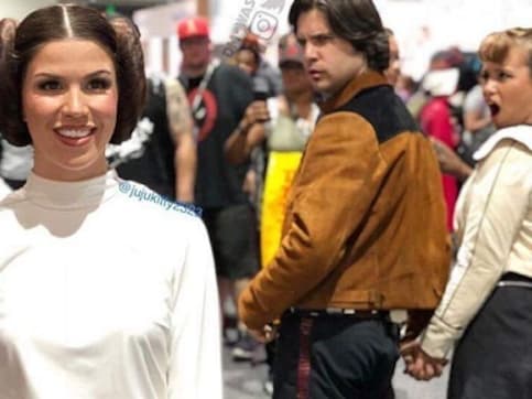 Star Wars cosplayers recreate popular 'distracted boyfriend meme' at 2018 San Diego Comic-Con Star Wars cosplayers recreate popular 'distracted boyfriend meme' at 2018 San Diego Comic-Con