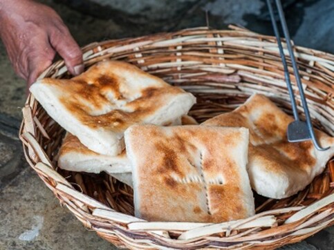 In old Hyderabad, a fourth-generation establishment whips up the well-loved Munshi Naan In old Hyderabad, a fourth-generation establishment whips up the well-loved Munshi Naan