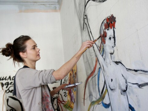 Femen co-founder and prominent Putin critic, Oksana Shachko, found dead in her Paris apartment Femen co-founder and prominent Putin critic, Oksana Shachko, found dead in her Paris apartment