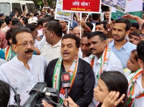 Congress workers count and fill potholes in Mumbai's Bandra, accuse BMC of not being prepared for monsoon Congress workers count and fill potholes in Mumbai's Bandra, accuse BMC of not being prepared for monsoon