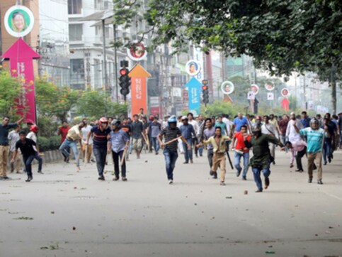 Video showing Bangladesh students pelting stones emerges as stand-off with govt over road safety continues for 8th day Video showing Bangladesh students pelting stones emerges as stand-off with govt over road safety continues for 8th day