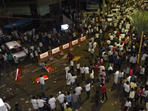 Karunanidhi passes away: DMK workers protest after govt denies plot at Marina Beach for party chief's burial Karunanidhi passes away: DMK workers protest after govt denies plot at Marina Beach for party chief's burial