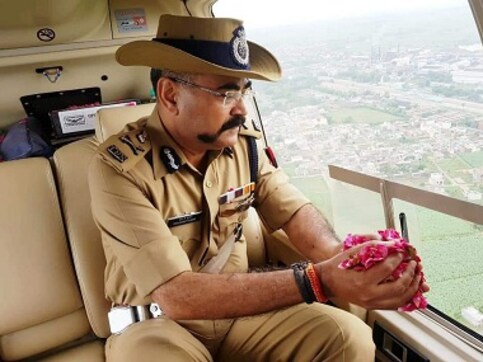 WATCH: Adityanath govt goes out of its way for Kanwariyas; UP top cop Prashant Kumar showers flowers on them from helicopter WATCH: Adityanath govt goes out of its way for Kanwariyas; UP top cop Prashant Kumar showers flowers on them from helicopter