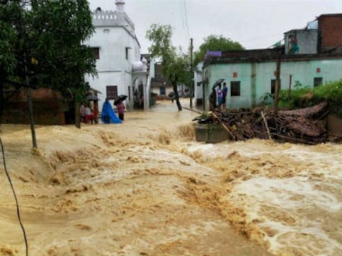 Heavy rains force thousands to flee home in Myanmar; four towns along Ayeyarwady, Chindwin Rivers at risk of flooding Heavy rains force thousands to flee home in Myanmar; four towns along Ayeyarwady, Chindwin Rivers at risk of flooding