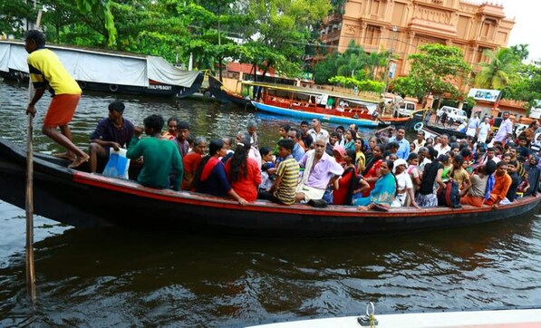 Kerala floods: Extent of crisis leaves people in Kuttanad bewildered, district administration seeks navy's help Kerala floods: Extent of crisis leaves people in Kuttanad bewildered, district administration seeks navy's help