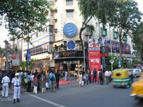 Fire breaks out at Priya Cinema in Kolkata's Deshapriyo Park; four rescued, no casualties reported Fire breaks out at Priya Cinema in Kolkata's Deshapriyo Park; four rescued, no casualties reported