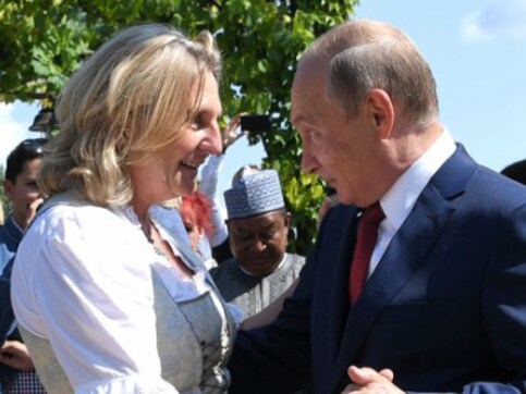 Vladimir Putin dances at Austrian foreign minister's wedding, raises eyebrows in European Union critics say invitation undermines EU's stance against Moscow Vladimir Putin dances at Austrian foreign minister's wedding, raises eyebrows in European Union critics say invitation undermines EU's stance against Moscow