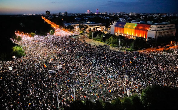 Romania protests: Thousands take part in anti-government demonstrations in Bucharest; 440 injured Romania protests: Thousands take part in anti-government demonstrations in Bucharest; 440 injured