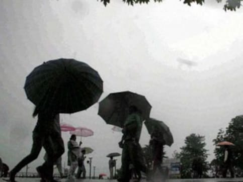 Himachal Pradesh rains: At least five people killed in landslides, floods; schools shut in Shimla, Kangra and Solan Himachal Pradesh rains: At least five people killed in landslides, floods; schools shut in Shimla, Kangra and Solan