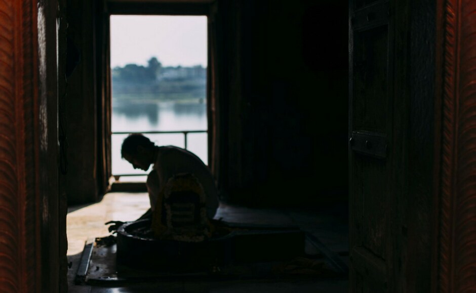 Every ghat has its own unique aesthetic and atmosphere, from the architecture and the temples around it to how much it has kept up with time. Every ghat has its own unique aesthetic and atmosphere, from the architecture and the temples around it to how much it has kept up with time.