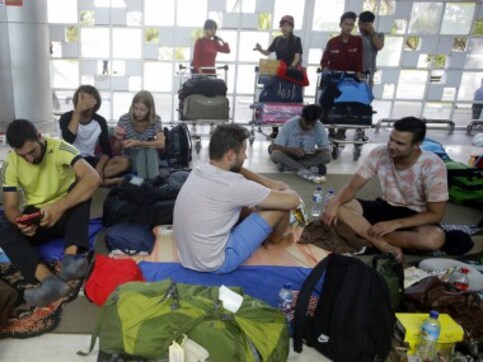 Tourists rush to escape Indonesia's Lombok as earthquake toll reaches 98; more than 20,000 left homeless Tourists rush to escape Indonesia's Lombok as earthquake toll reaches 98; more than 20,000 left homeless
