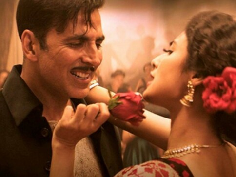 Watch: Gold song 'Monobina' sees Akshay Kumar, Mouni Roy dance to jazz music in traditional Bengali look Watch: Gold song 'Monobina' sees Akshay Kumar, Mouni Roy dance to jazz music in traditional Bengali look