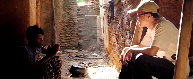 A Singaporean sets up solar-powered tribal school in India, among other projects, to inculcate the spirit of entrepreneurship in the young 一名新加坡人在印度建立了太阳能部落学校,以此向年轻人灌输创业精神