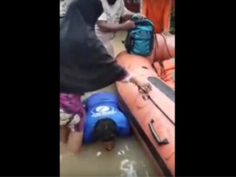 Kerala Floods: Video of man letting women use him as stepping stone to climb into boat goes viral, is dubbed 'humanity at its finest' Kerala Floods: Video of man letting women use him as stepping stone to climb into boat goes viral, is dubbed 'humanity at its finest'