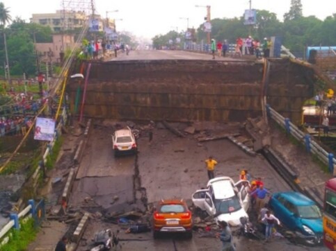 Majerhat bridge collapse: We heard a loud bang and saw portion of bridge cave in, says eyewitness in Kolkata Majerhat bridge collapse: We heard a loud bang and saw portion of bridge cave in, says eyewitness in Kolkata