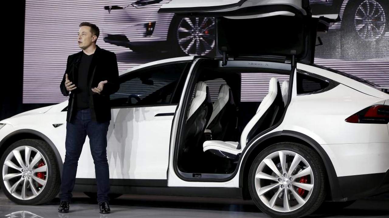 FILE PHOTO: Tesla Motors CEO Elon Musk introduces the falcon wing door on the Model X electric sports-utility vehicles during a presentation in Fremont, California, U.S. September 29, 2015. REUTERS/Stephen Lam/File Photo