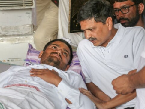 Hardik Patel takes fast into 15th day from hospital; Sharad Yadav says fight requires strength after meeting Patidar leader Hardik Patel takes fast into 15th day from hospital; Sharad Yadav says fight requires strength after meeting Patidar leader