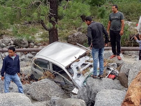 Himachal Pradesh rains subside as efforts continue to rescue 1,500 tourists stranded in Lahaul-Spiti district Himachal Pradesh rains subside as efforts continue to rescue 1,500 tourists stranded in Lahaul-Spiti district