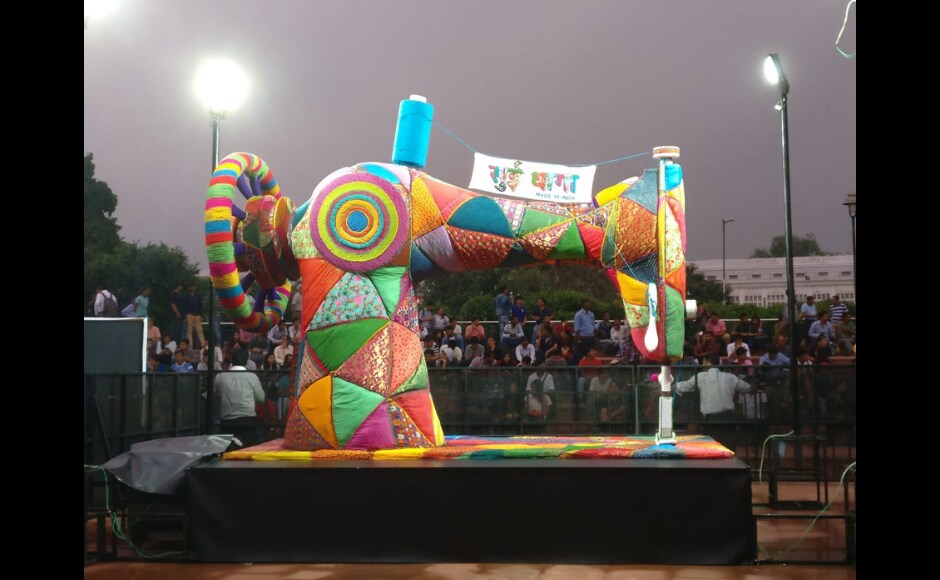 For their Delhi promotions, Anushka and Varun unveiled a huge installation of a brightl-coloured sewing machine For their Delhi promotions, Anushka and Varun unveiled a huge installation of a brightl-coloured sewing machine