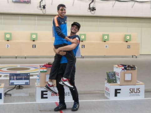 Saurabh Chaudhary clinches individual gold at Asian Airgun Championship; wins team gold with Arjun Singh Cheema, Anmol Jain Saurabh Chaudhary clinches individual gold at Asian Airgun Championship; wins team gold with Arjun Singh Cheema, Anmol Jain