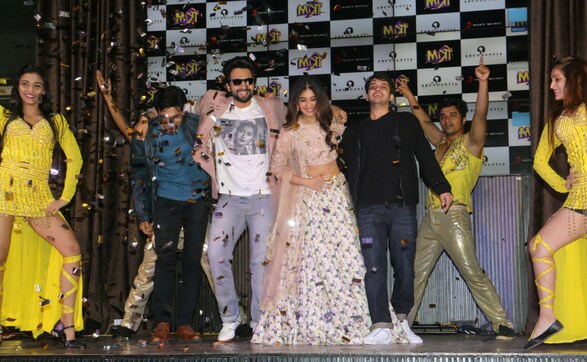 Mitron: Jacky Bhagnani, Kritika Kamra, Sonu Nigam, Nitin Kakkar attend launch of 'Kamariya' Mitron: Jacky Bhagnani, Kritika Kamra, Sonu Nigam, Nitin Kakkar attend launch of 'Kamariya'