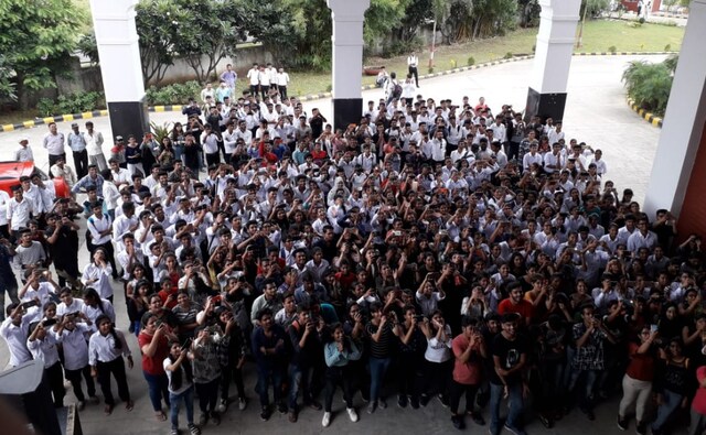Aayush Sharma and Warina Hussain danced along with the college students in flash-mob setup Aayush Sharma and Warina Hussain danced along with the college students in flash-mob setup