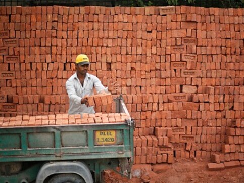 Hotter weather threatens productivity of Indian workers, says study; temperature rise also increases absenteeism Hotter weather threatens productivity of Indian workers, says study; temperature rise also increases absenteeism