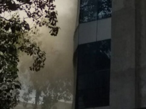 Fire breaks out in commercial building in Mumbai's Andheri; no casualty reported but fireman receives burns Fire breaks out in commercial building in Mumbai's Andheri; no casualty reported but fireman receives burns