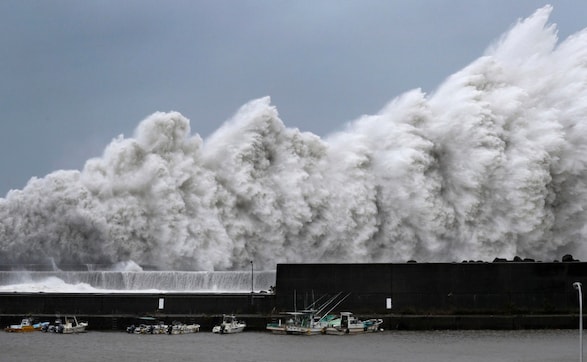 Typhoon Jebi hits Japan: Strongest storm in 25 years leaves two dead; Shinzo Abe urges people to evacuate Typhoon Jebi hits Japan: Strongest storm in 25 years leaves two dead; Shinzo Abe urges people to evacuate
