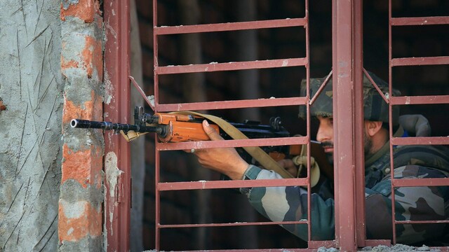 Jammu & Kashmir: Policeman killed, four others injured in grenade attack by militants in Bandipora Jammu & Kashmir: Policeman killed, four others injured in grenade attack by militants in Bandipora