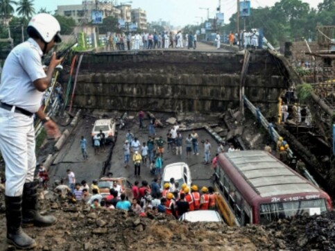 Majerhat bridge collapse: Mamata Banerjee says at least 20 bridges in city have 'crossed expiry date'; halts metro work near site Majerhat bridge collapse: Mamata Banerjee says at least 20 bridges in city have 'crossed expiry date'; halts metro work near site