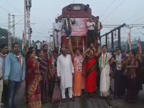 Bharat Bandh in Odisha: Congress workers block railway tracks; commuters stranded as public transport stays off road Bharat Bandh in Odisha: Congress workers block railway tracks; commuters stranded as public transport stays off road