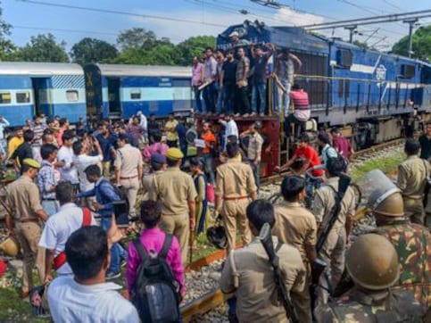 Bharat Bandh against SC/ST Act: Upper-caste protesters stop trains, block highways across North India Bharat Bandh against SC/ST Act: Upper-caste protesters stop trains, block highways across North India