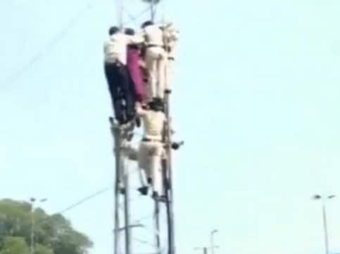 Watch: ASHA worker falls off tower in Bhopal's Polytechnic Chauraha during strike to demand increase in wages Watch: ASHA worker falls off tower in Bhopal's Polytechnic Chauraha during strike to demand increase in wages