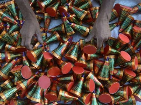 SC modifies order on bursting crackers, allows Tamil Nadu govt to decide two-hour window to celebrate Diwali for state SC modifies order on bursting crackers, allows Tamil Nadu govt to decide two-hour window to celebrate Diwali for state