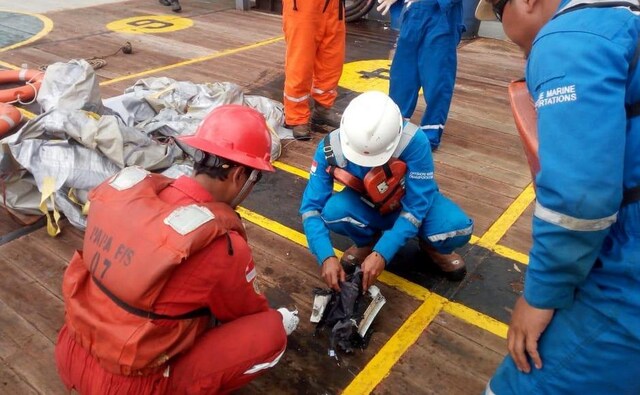 Workers of PT Pertamina examine recovered debris of what is believed to be from the crashed Lion Air flight JT610, onboard Prabu ship. Reurers Workers of PT Pertamina examine recovered debris of what is believed to be from the crashed Lion Air flight JT610, onboard Prabu ship. Reurers